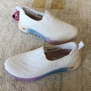 NWT Skechers Arch Fit Knit Slip On Sneakers